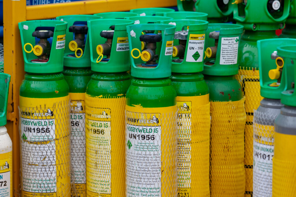 Hobbyweld 15 cylinders green top and yellow cylinder